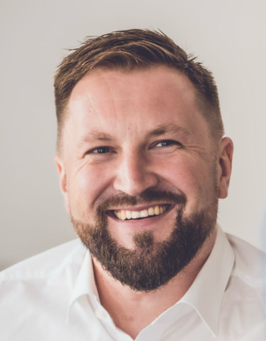 Top-Experte Toni zeigt den schnellsten Weg zum Gründungszuschuss. Klarer Blick, Experten-Kompetenz.